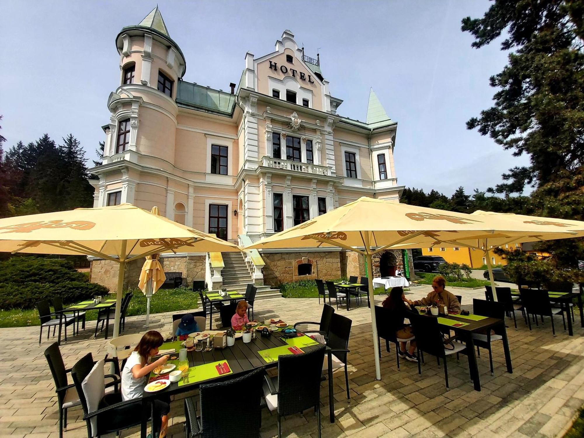 Hotel Chateau Cihelny Karlovy Vary Extérieur photo